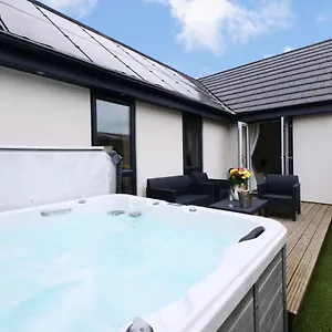 Hoxne - Sunflower With Private Hot Tub , York United Kingdom