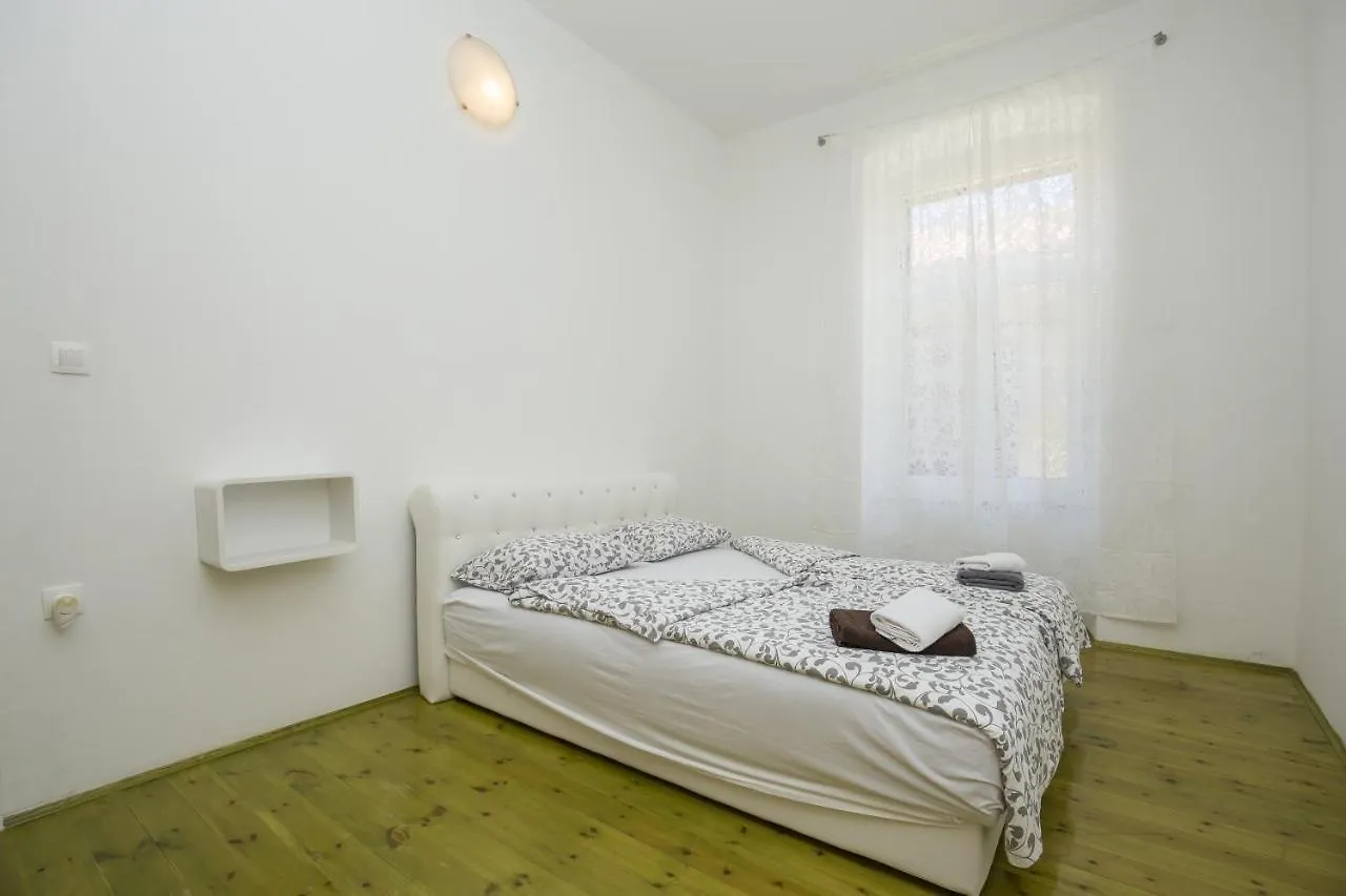 Apartment With Garden And Free Parking Pula Kroatië